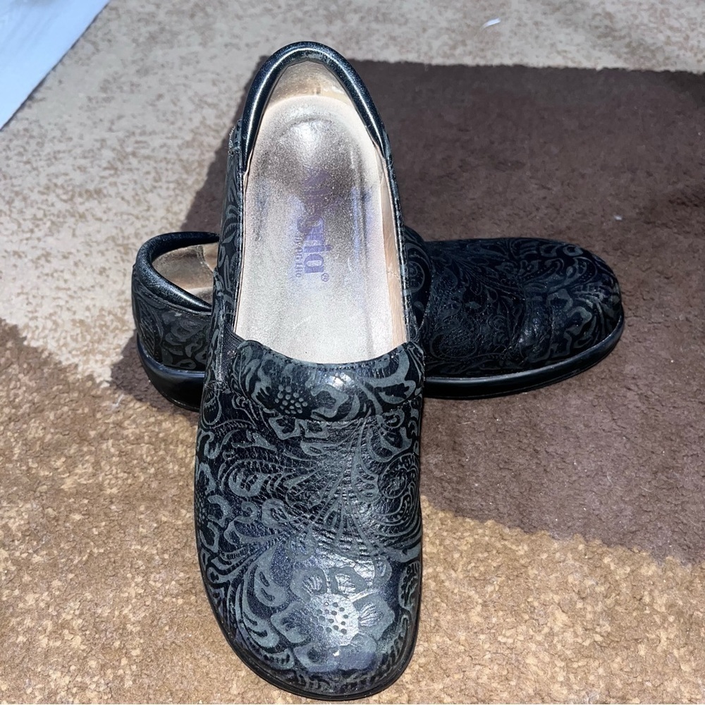 ALEGEIA-Stylish Black Patterned Women's Shoes sz 38 or 7.5